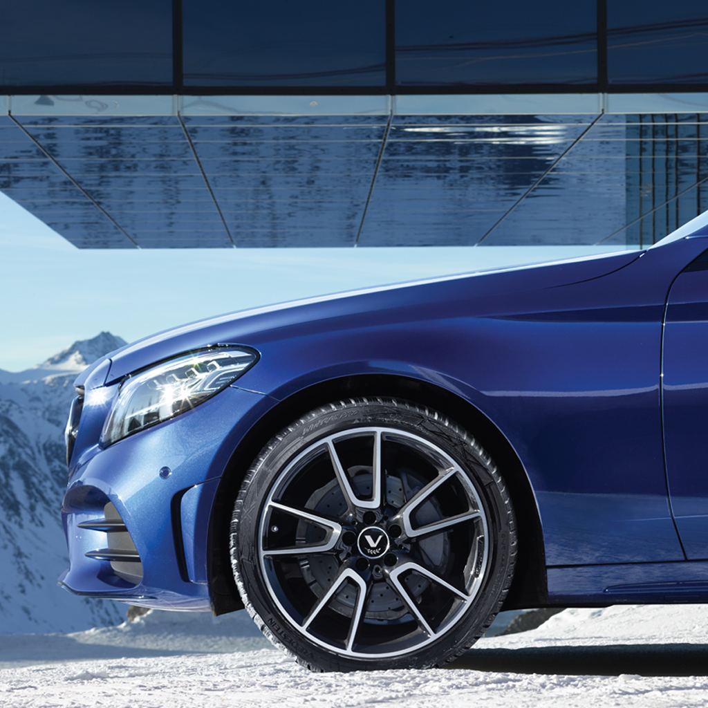 Courtes distances d’arrêt sur les routes mouillées